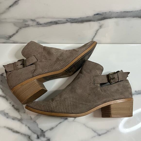 DV by Dolce Vita | Women's Taupe Perforated Back Zip Side Buckle Booties Sz 9.5 - Picture 7 of 8